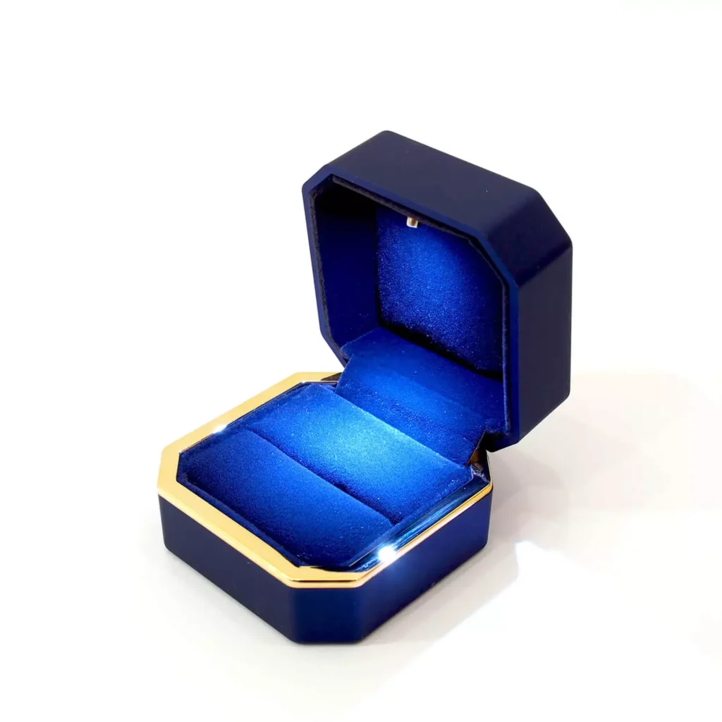 asscher ring box blue opening right side view